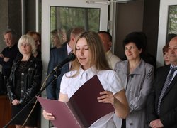 Студентка 1-го курсу Вікторія Уманчик висловила теплі слова подяки на адресу випускників, наголосивши, що вони будуть гідно продовжувати традиції своїх попередників